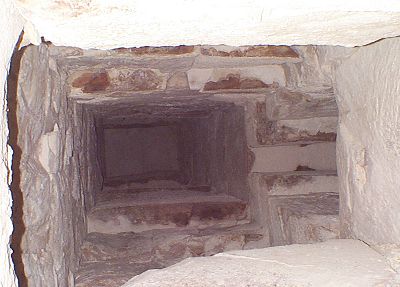 Bent Pyramid - Lower Chamber Niche looking up - Copyright (c) 2001 Andrew Bayuk, All Rights Reserved