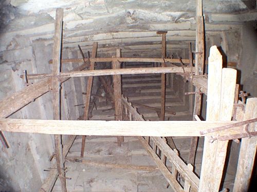 Bent Pyramid - Lower chamber looking upward - Copyright (c) 2001 Andrew Bayuk, All Rights Reserved