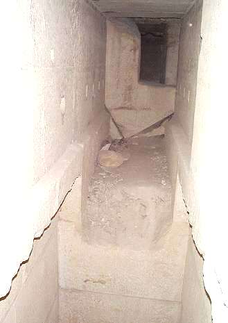 First portcullis clock of the Bent Pyramid of Dahshur - Copyright 2000 - Andrew Bayuk - All Rights Reserved